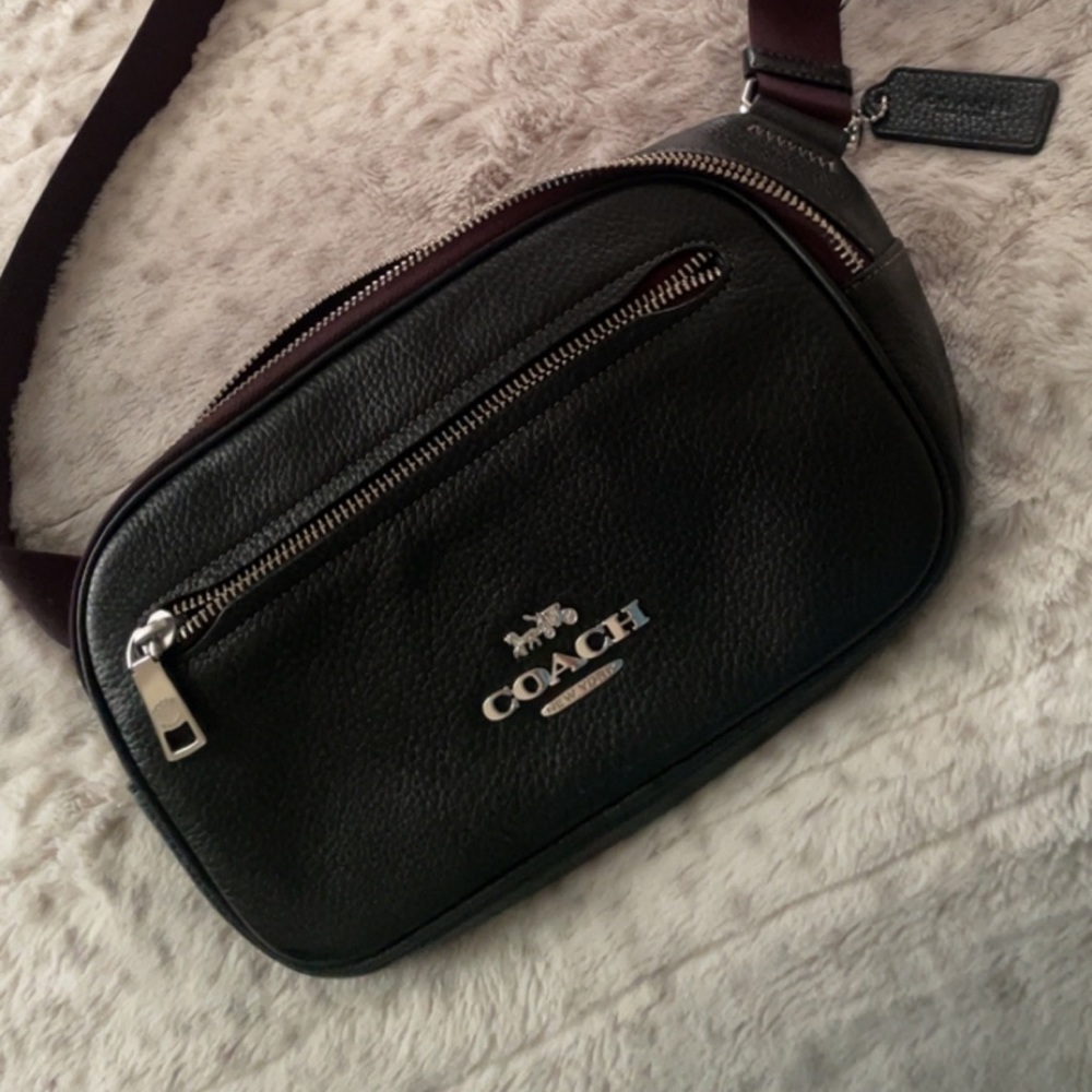 Coach “Elias” Belt Bag Beautiful coach bag!  🖤 Detachable coin purse! Very nice